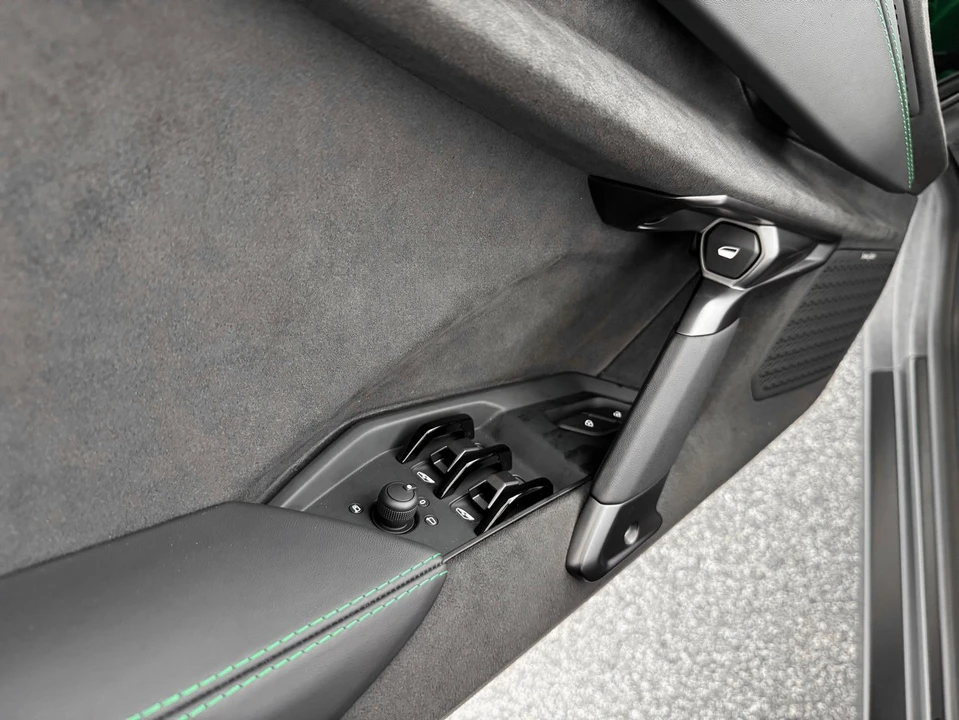 2026 Lamborghini Revuelto - Image 13 of 31