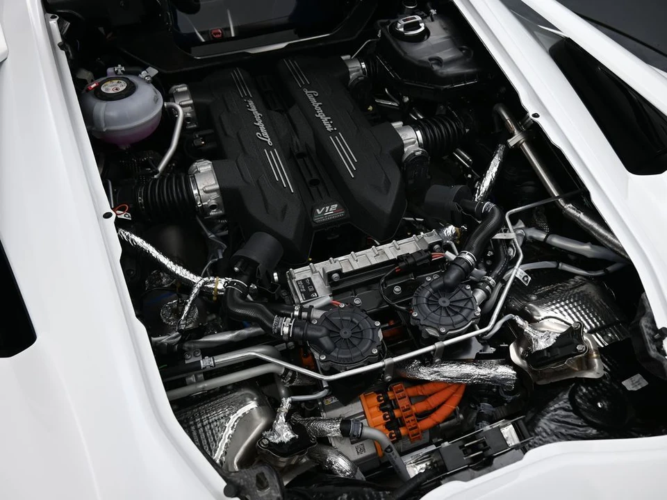 2026 Lamborghini Revuelto - Image 26 of 31
