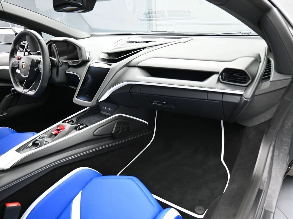 2026 Lamborghini Revuelto - Image 24 of 31