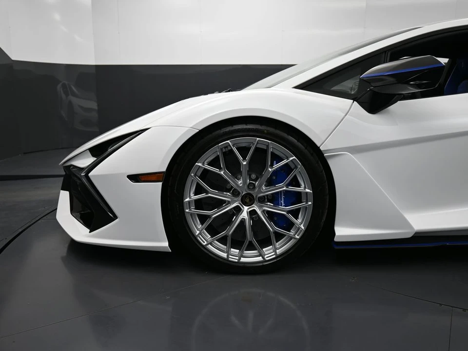 2026 Lamborghini Revuelto - Image 12 of 31