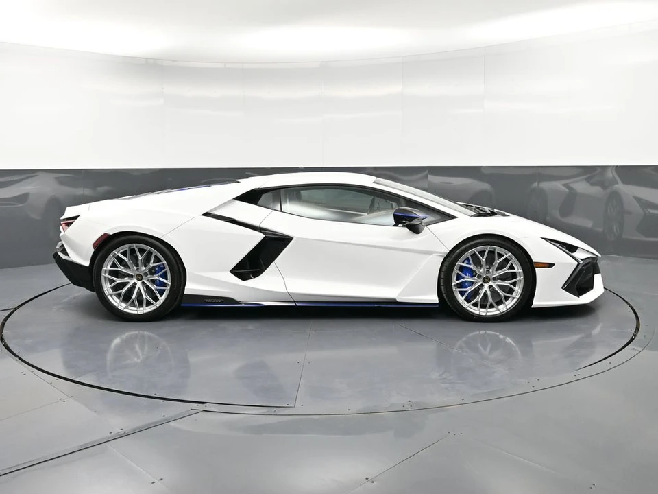 2026 Lamborghini Revuelto - Image 9 of 31