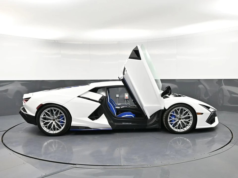 2026 Lamborghini Revuelto - Image 31 of 31