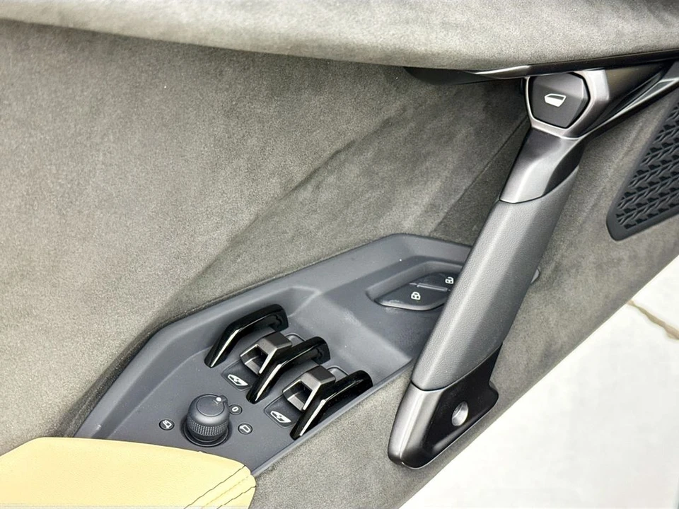 2026 Lamborghini Revuelto - Image 20 of 30
