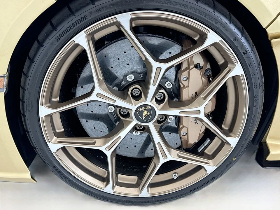 2026 Lamborghini Revuelto - Image 25 of 30