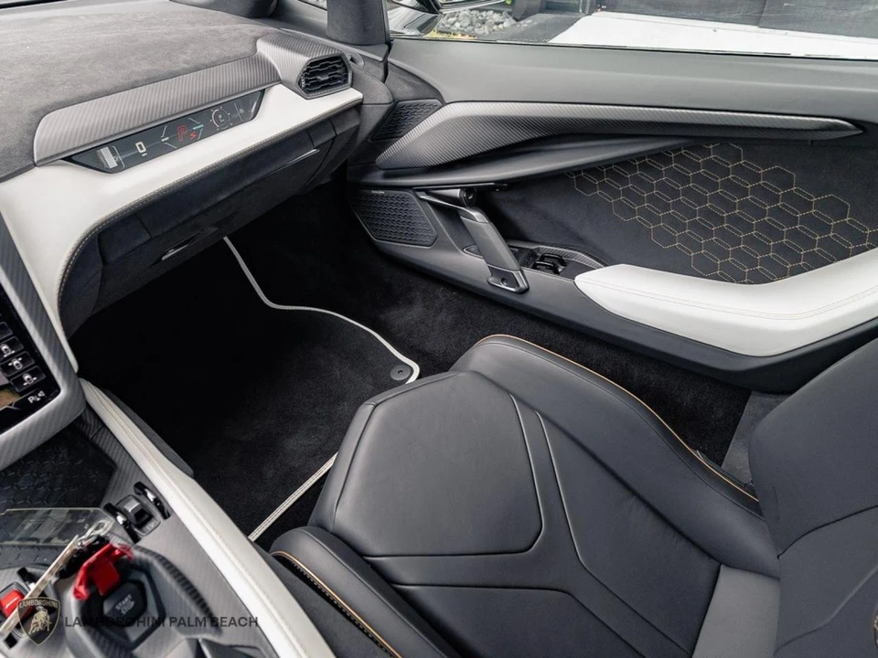 2026 Lamborghini Revuelto - Image 13 of 31
