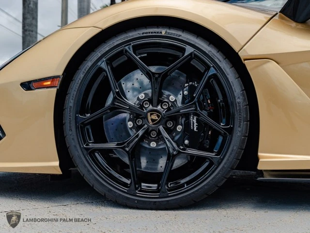 2026 Lamborghini Revuelto - Image 16 of 31