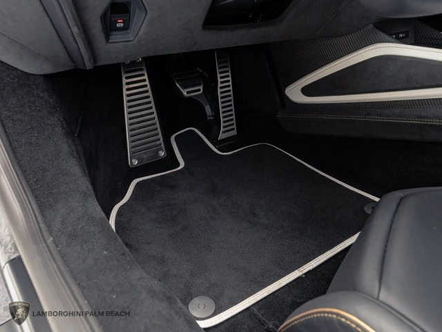 2026 Lamborghini Revuelto - Image 13 of 31
