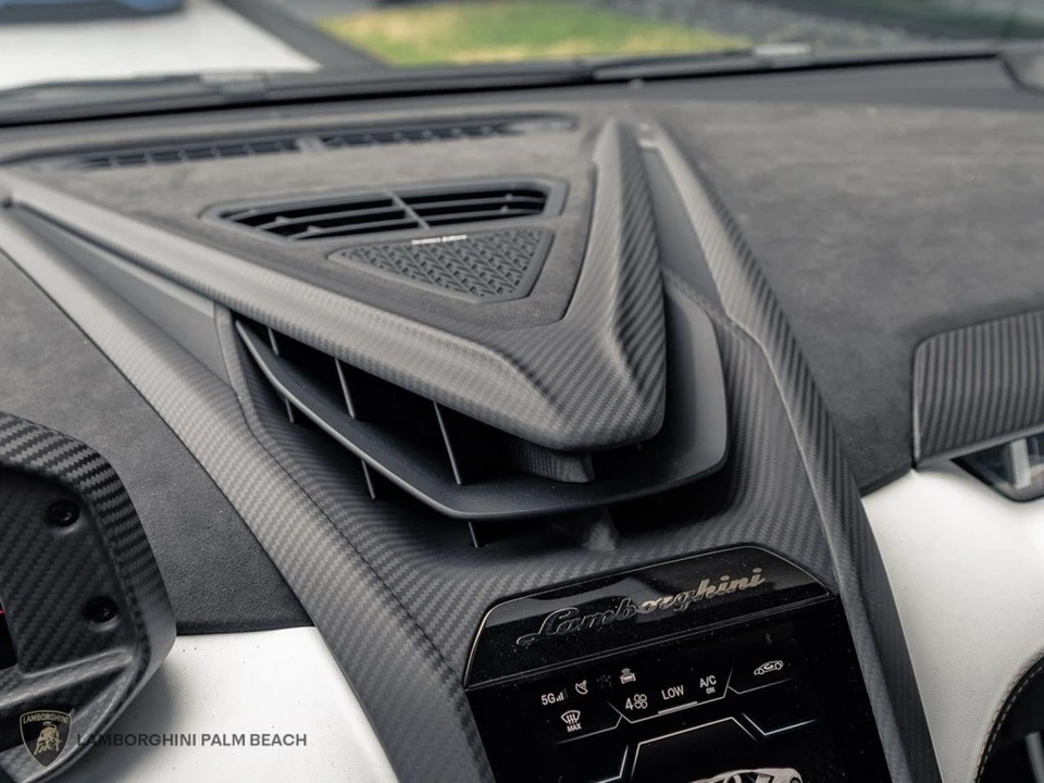 2026 Lamborghini Revuelto - Image 16 of 31