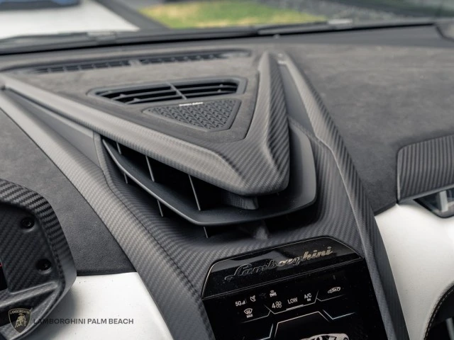 2026 Lamborghini Revuelto - Image 15 of 31