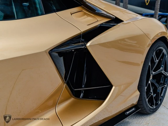 2026 Lamborghini Revuelto - Image 18 of 31