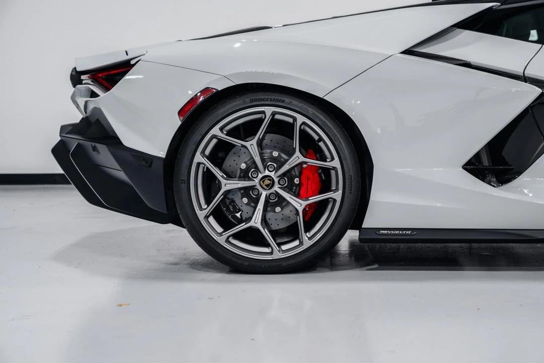 2026 Lamborghini Revuelto - Image 10 of 31