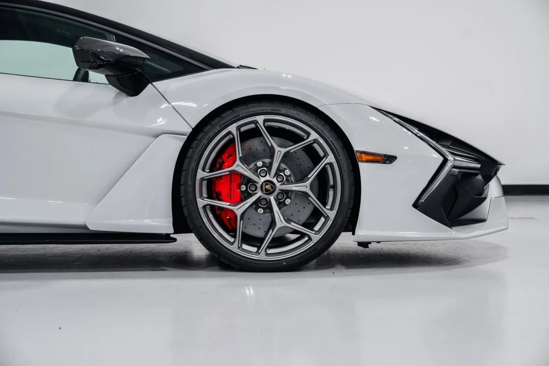 2026 Lamborghini Revuelto - Image 11 of 31