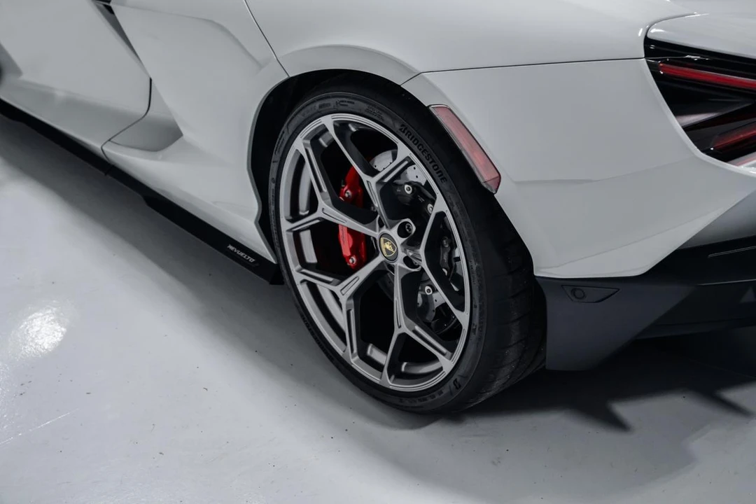 2026 Lamborghini Revuelto - Image 14 of 31