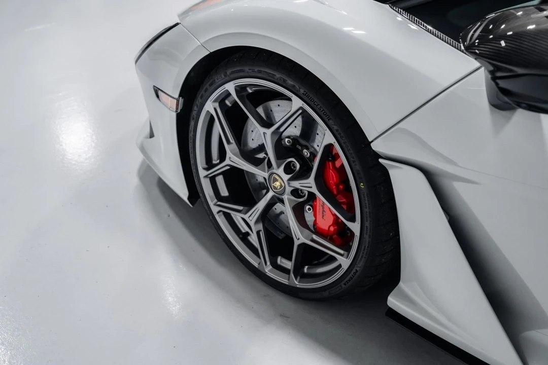 2026 Lamborghini Revuelto - Image 15 of 31