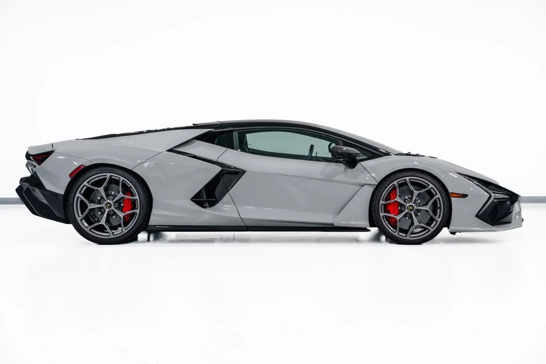 2026 Lamborghini Revuelto - Image 9 of 31