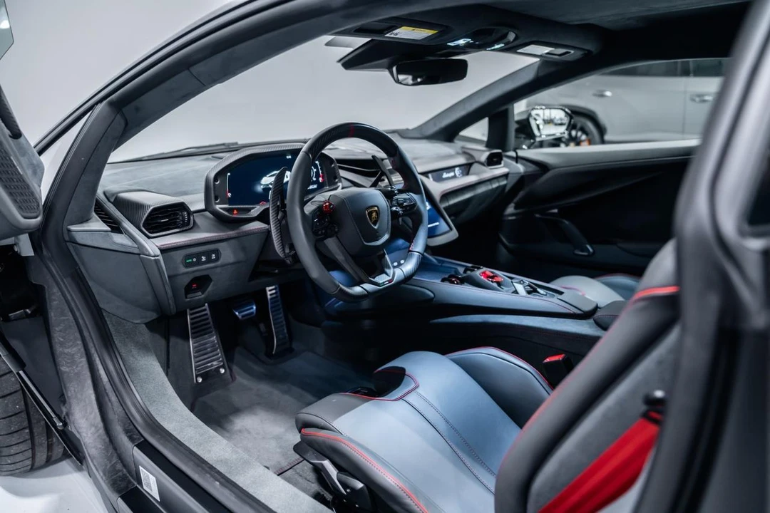 2026 Lamborghini Revuelto - Image 23 of 31