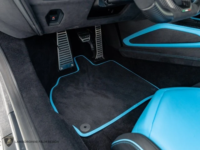2026 Lamborghini Revuelto - Image 16 of 31