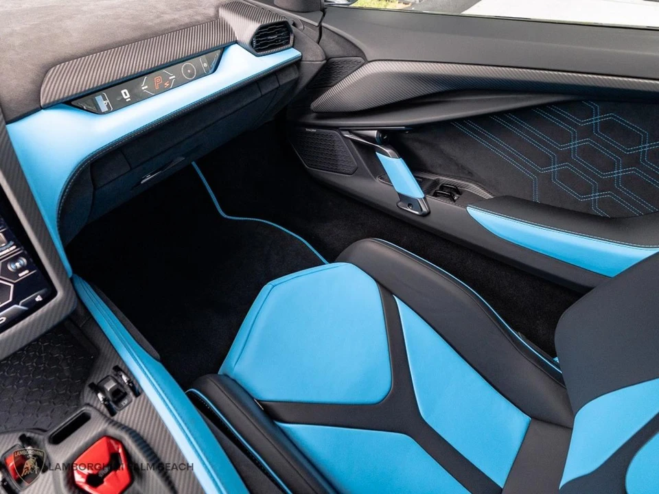 2026 Lamborghini Revuelto - Image 11 of 31