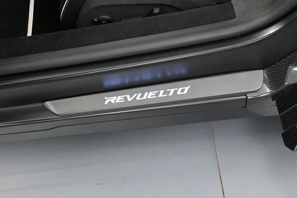 2026 Lamborghini Revuelto - Image 16 of 31