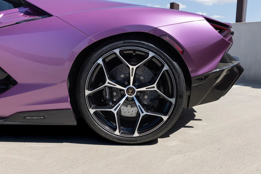2026 Lamborghini Revuelto - Image 17 of 31