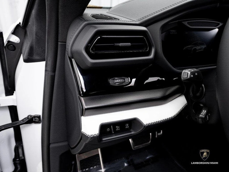 2026 Lamborghini Urus SE - Image 24 of 31