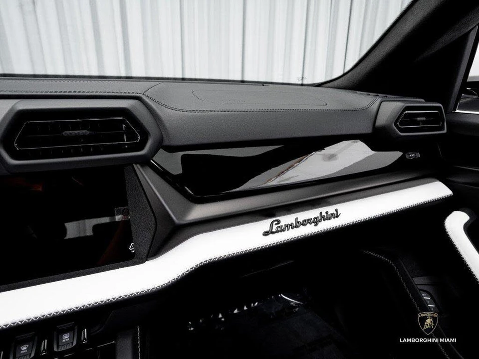 2026 Lamborghini Urus SE - Image 28 of 31