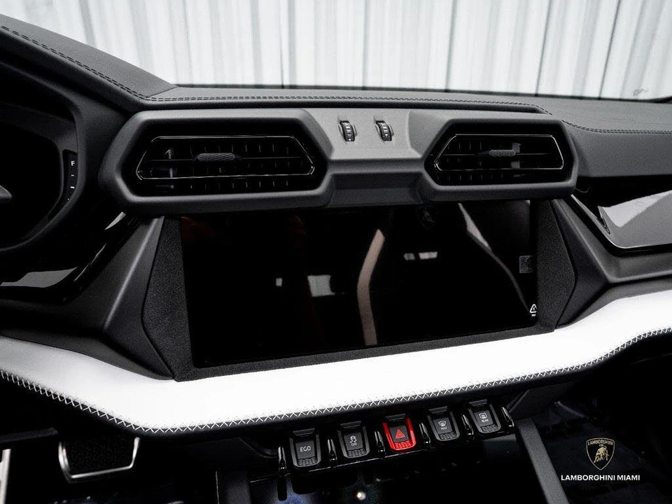 2026 Lamborghini Urus SE - Image 25 of 31