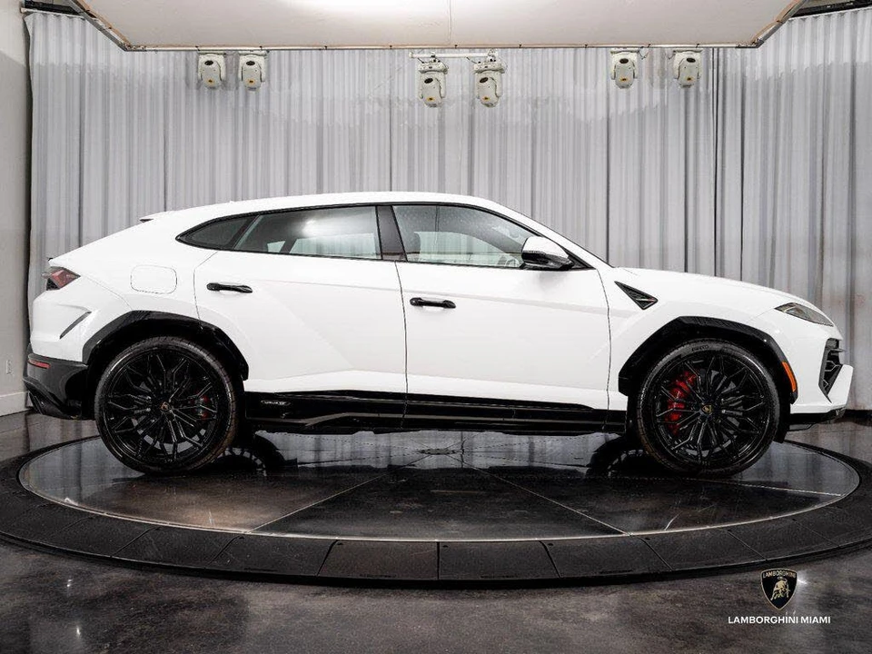 2026 Lamborghini Urus SE - Image 15 of 31