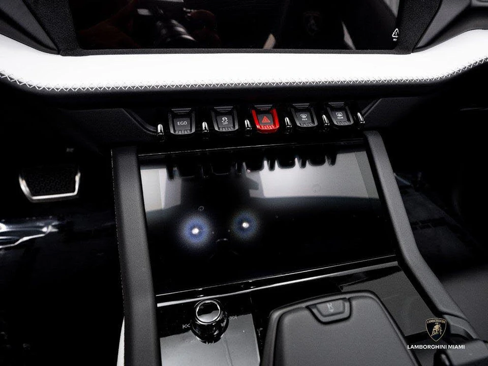 2026 Lamborghini Urus SE - Image 26 of 31