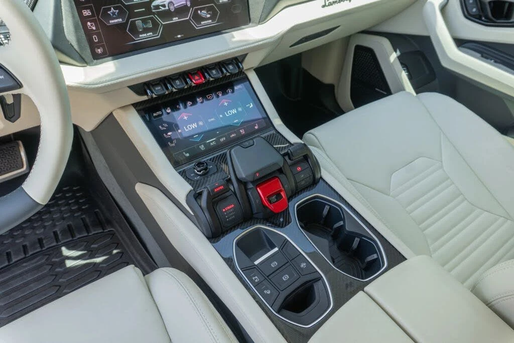 2026 Lamborghini Urus SE - Image 16 of 31