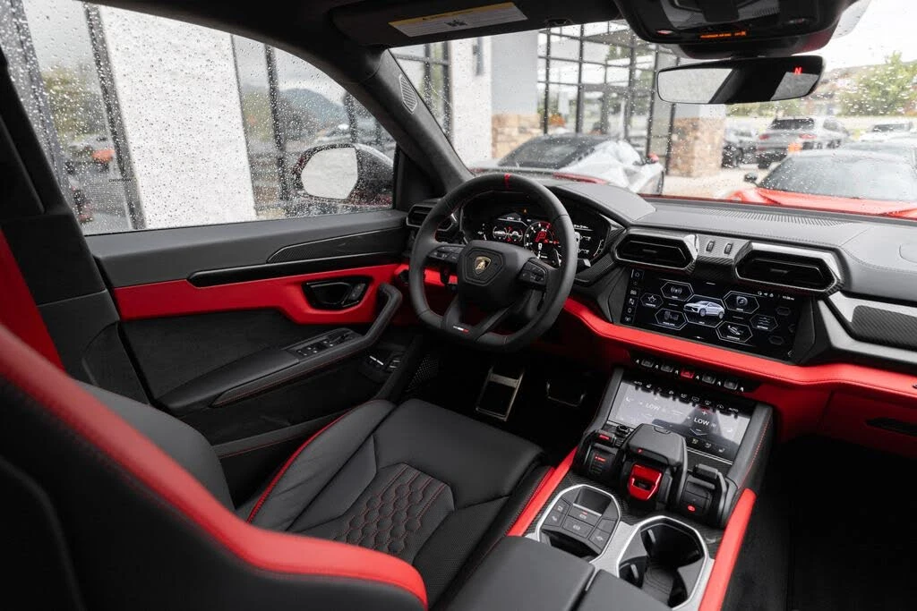 2026 Lamborghini Urus SE - Image 15 of 31