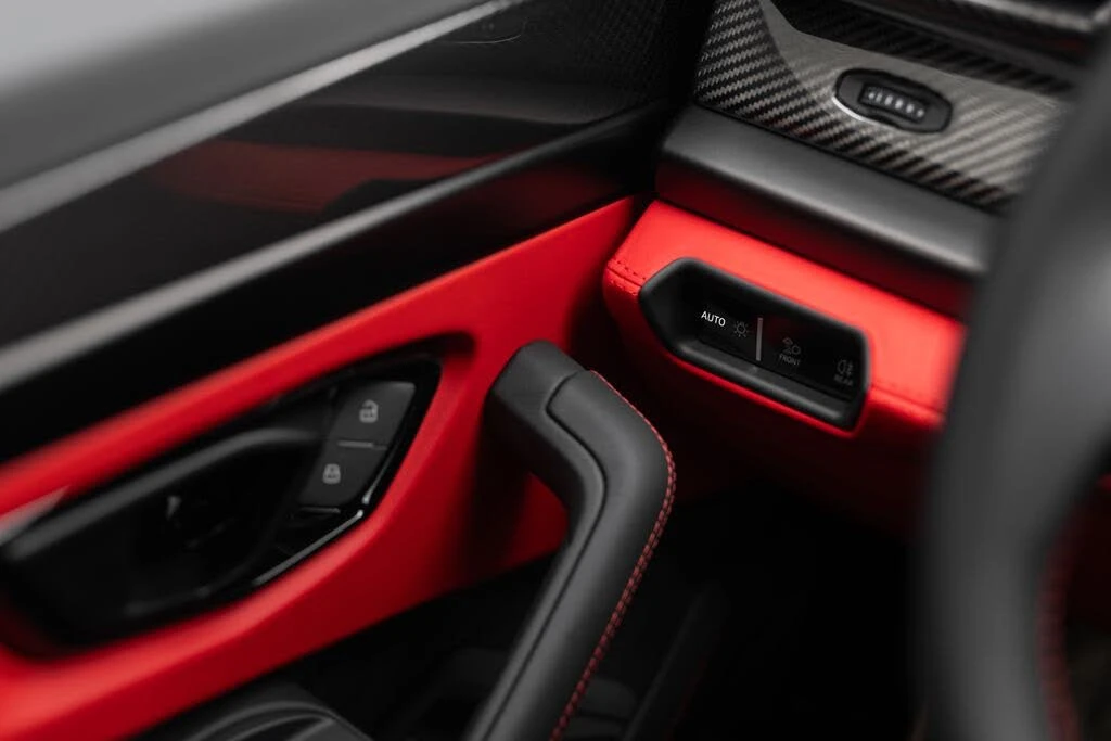 2026 Lamborghini Urus SE - Image 26 of 31