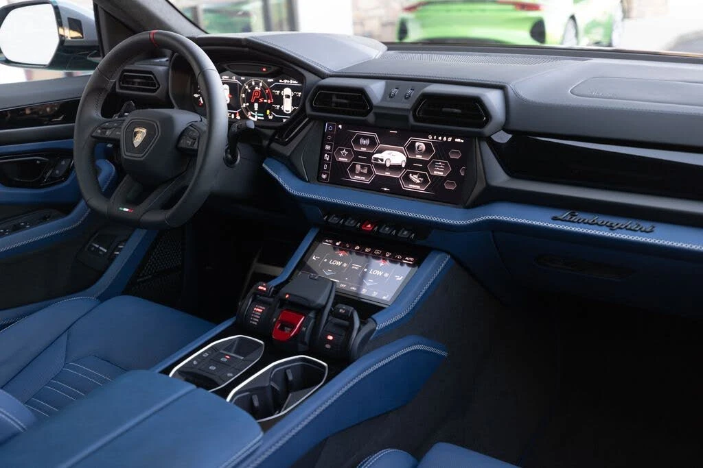 2026 Lamborghini Urus SE - Image 15 of 31