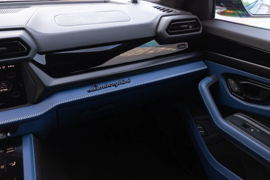 2026 Lamborghini Urus SE - Image 26 of 31