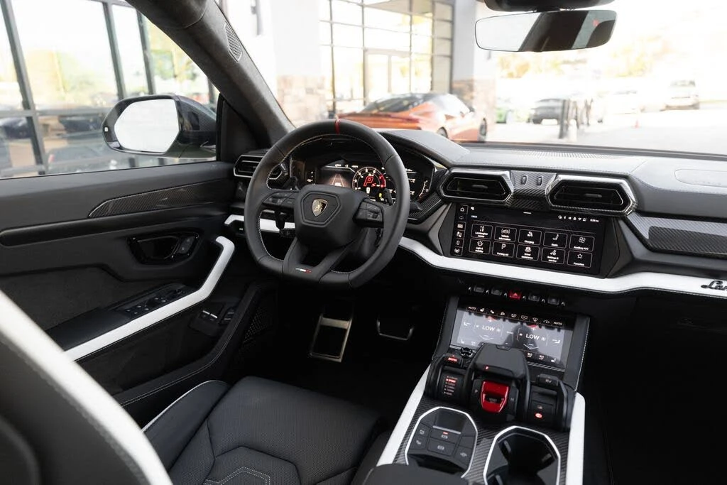 2026 Lamborghini Urus SE - Image 23 of 31