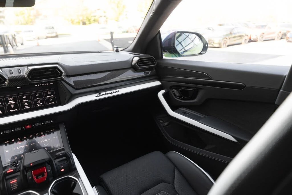 2026 Lamborghini Urus SE - Image 24 of 31