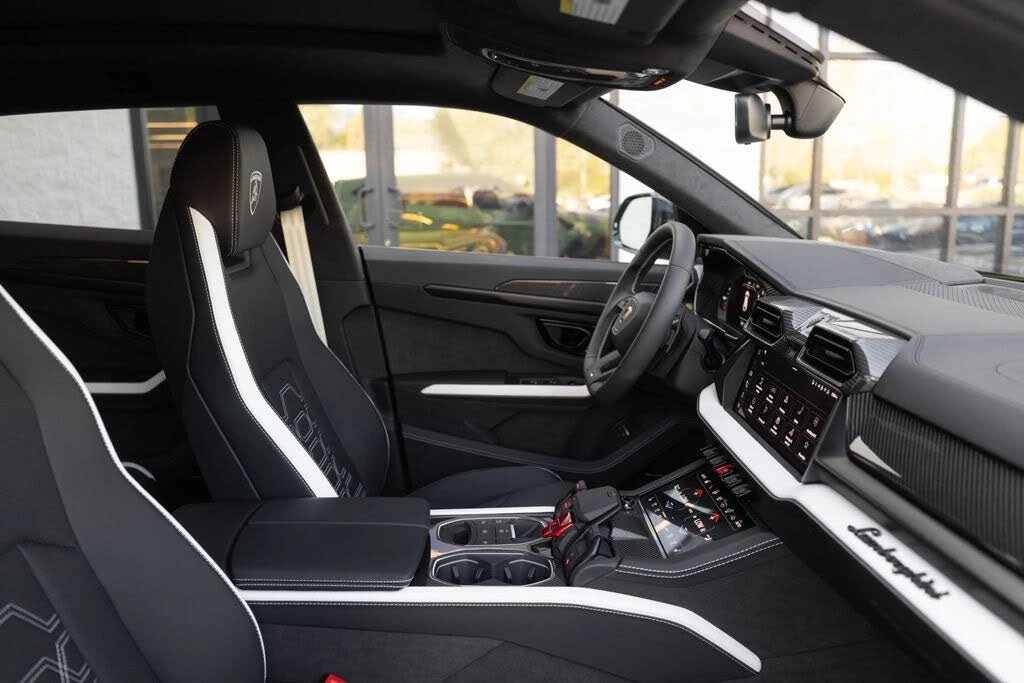 2026 Lamborghini Urus SE - Image 27 of 31