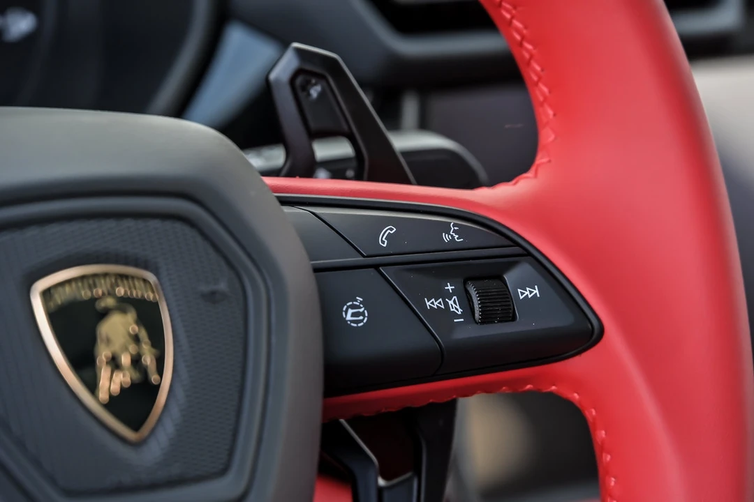 2026 Lamborghini Urus SE - Image 27 of 31