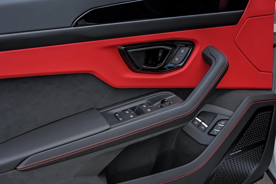 2026 Lamborghini Urus SE - Image 16 of 31