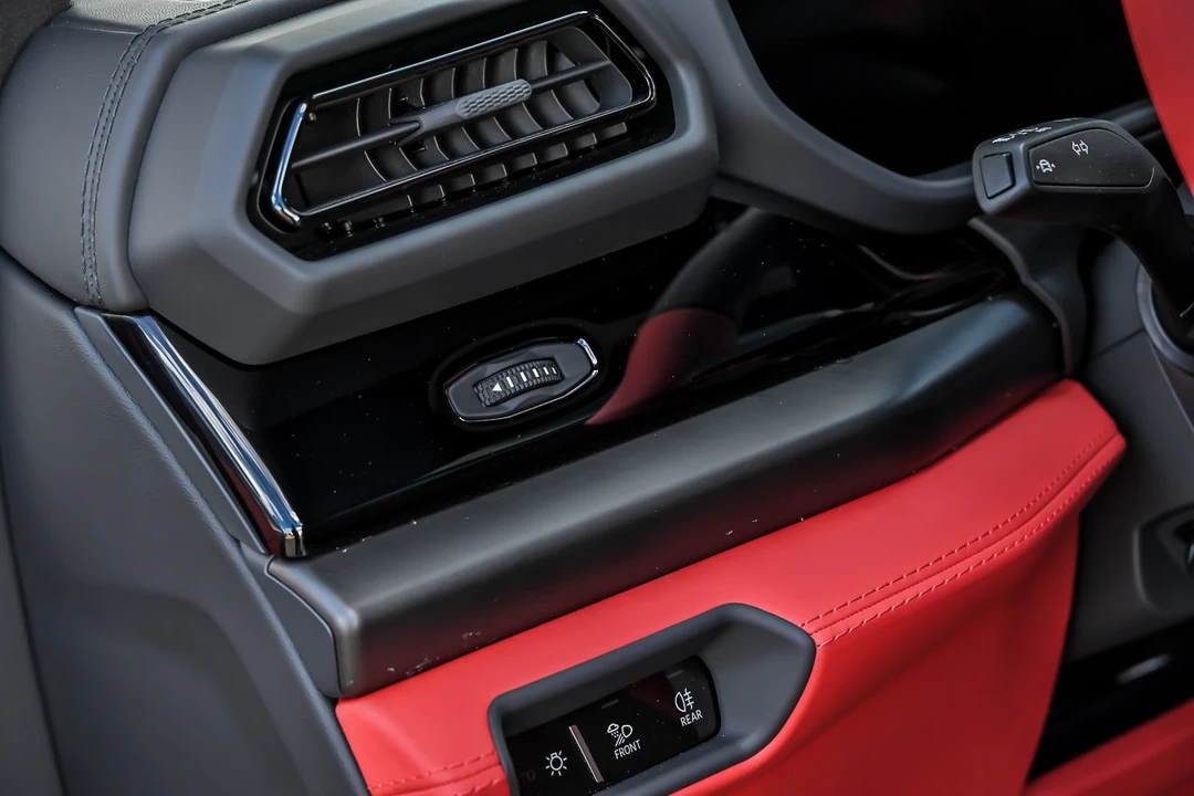 2026 Lamborghini Urus SE - Image 29 of 31