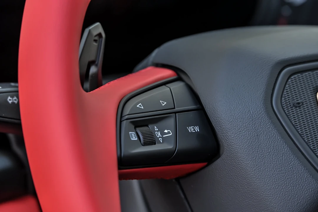 2026 Lamborghini Urus SE - Image 26 of 31