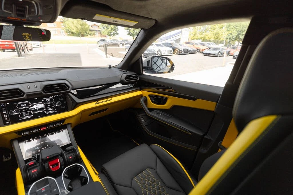 2026 Lamborghini Urus SE - Image 25 of 31