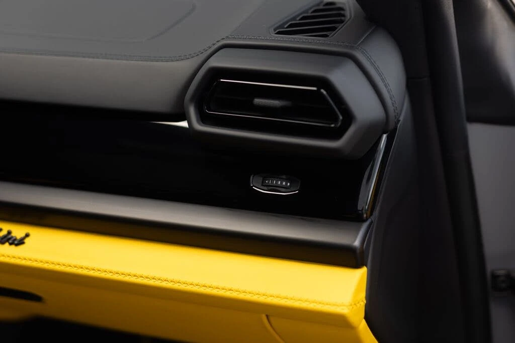 2026 Lamborghini Urus SE - Image 30 of 31