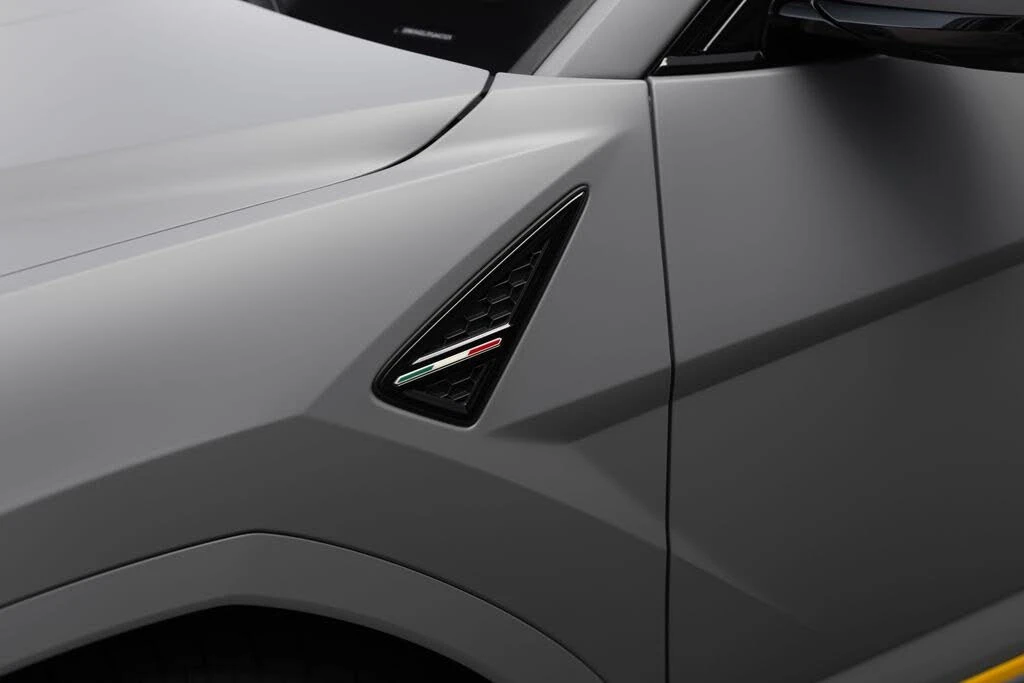 2026 Lamborghini Urus SE - Image 13 of 31