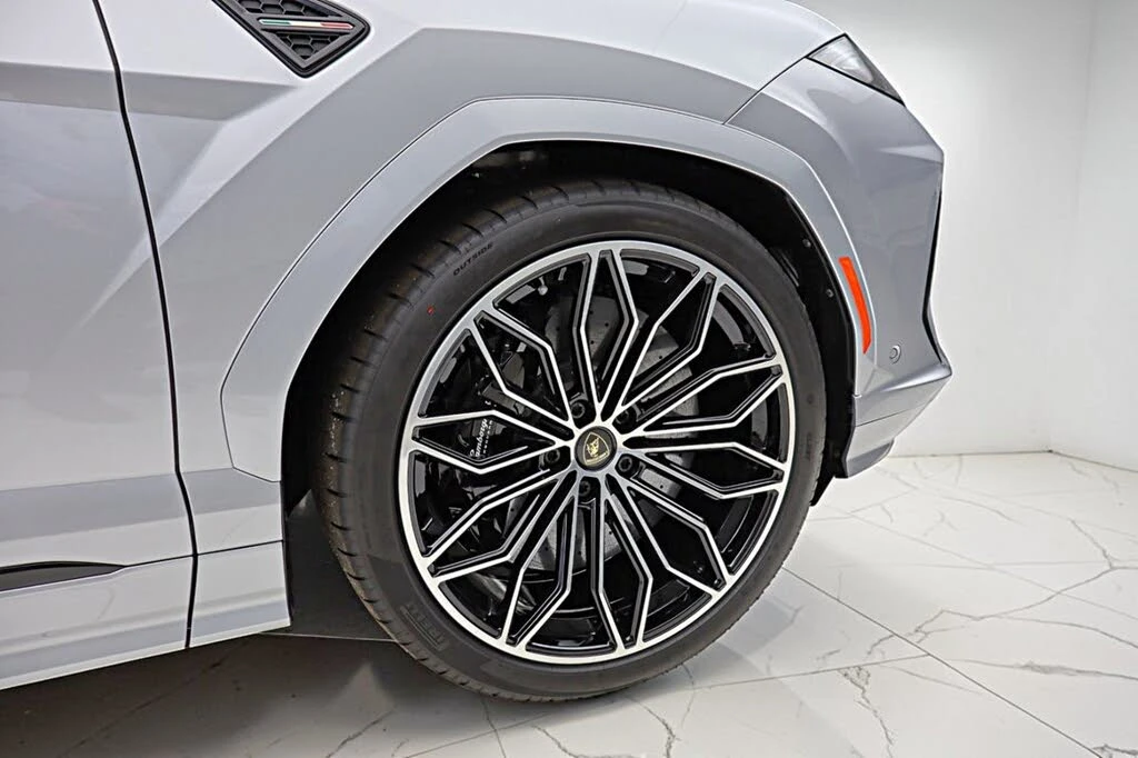 2026 Lamborghini Urus SE - Image 15 of 31