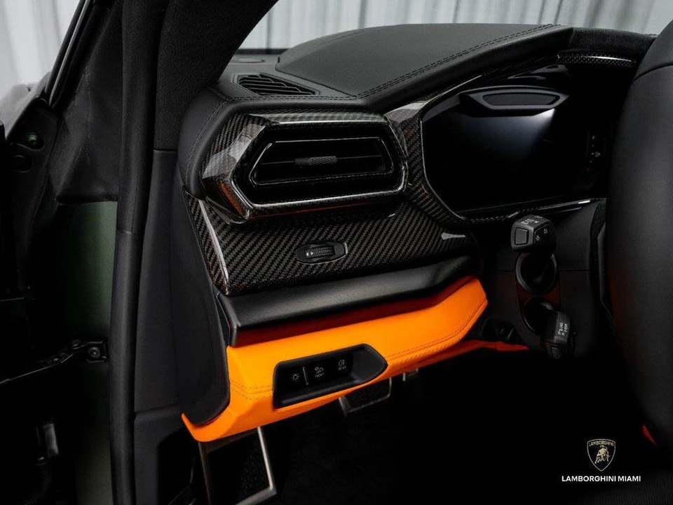 2026 Lamborghini Urus SE - Image 28 of 31