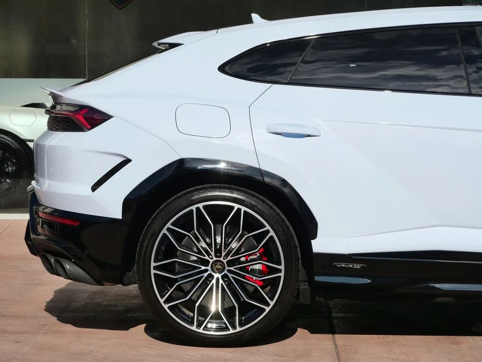 2026 Lamborghini Urus SE - Image 13 of 28