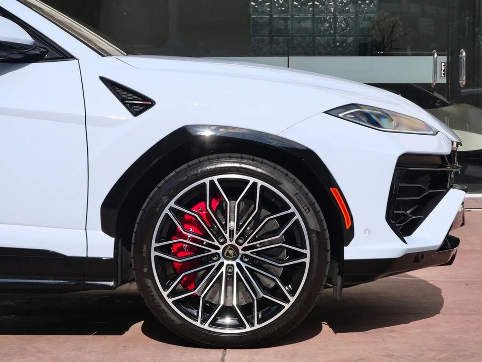 2026 Lamborghini Urus SE - Image 9 of 28