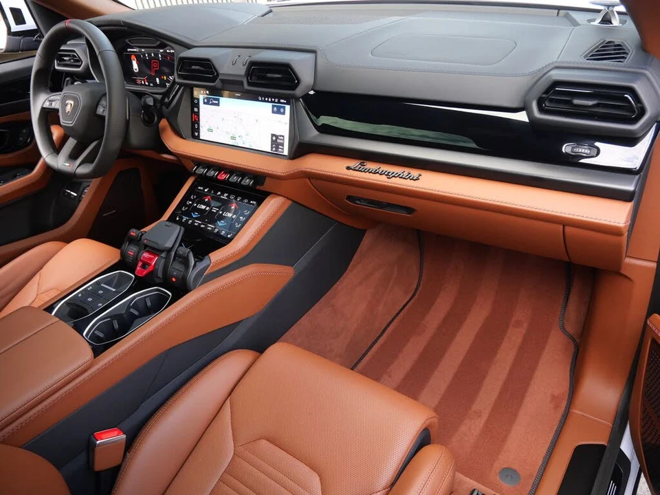 2026 Lamborghini Urus SE - Image 25 of 28