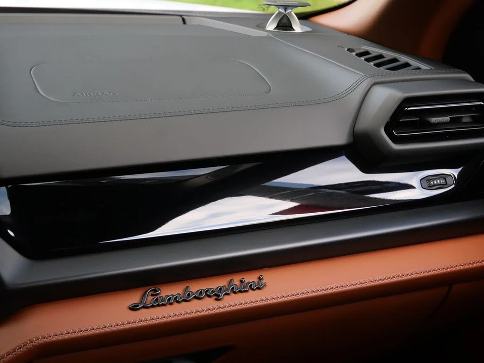 2026 Lamborghini Urus SE - Image 23 of 28